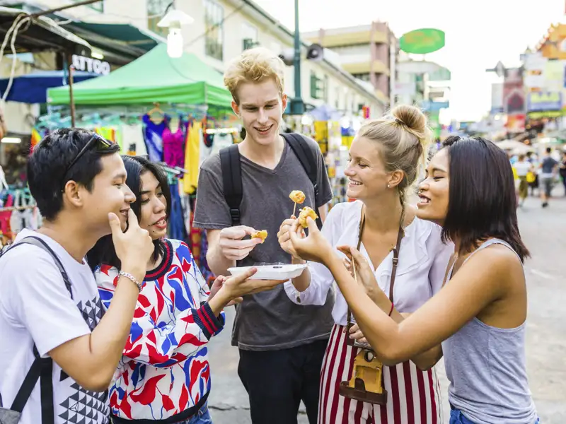 Immer wieder haben wir auf dieser YOUNG LINE Reise für junge Traveller Zeit, das köstliche Streetfood in Thailand zu probieren