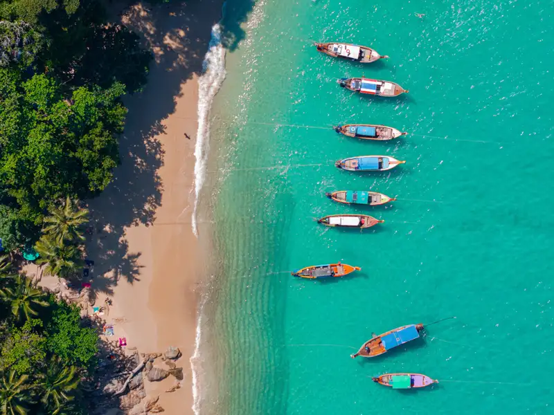 Unsere YOUNG LINE TRAVEL Rundreise durch Thailand endet ganz entspannt am Strand von Phuket.