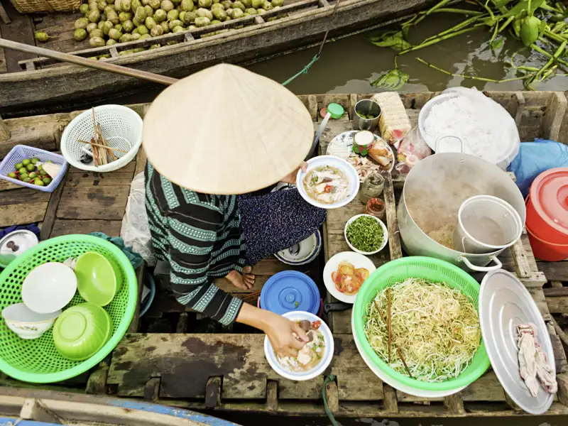 Auf den schwimmenden Märkten im Mekongdelta wird von Nudelsuppe bis hin zu Obst und Gemüse allerlei verkauft - und unser Boot treibt mittendrin. Lassen auch wir uns  treiben auf der Flut von Eindrücken, die uns auf unserer Reise mit YOUNG LINE durch Vietnam begegnen.