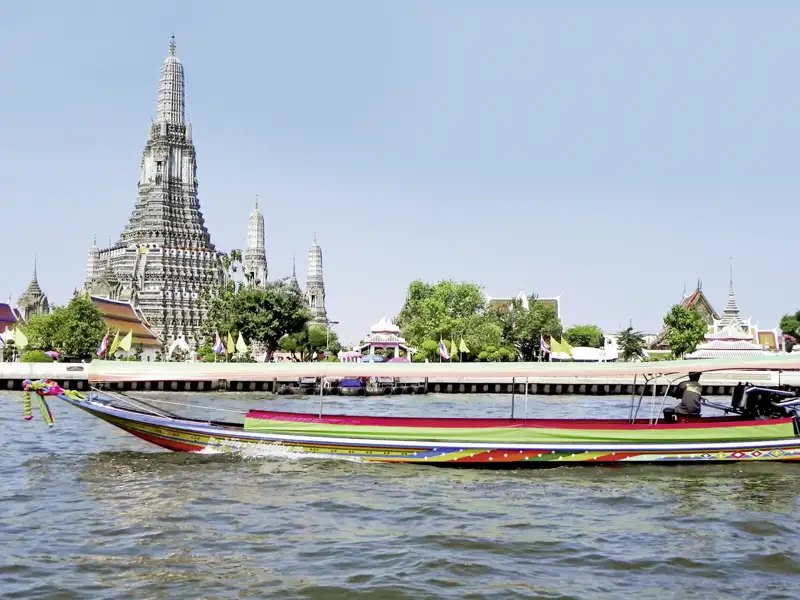Knatternde Langschwanzboote gehören in der thailändischen Hauptstadt Bangkok auch heute noch zum Alltag.
