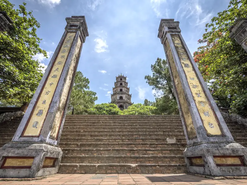 Die Besichtigung der schönen Thien-Mu-Pagode darf auf unserer YOUNG LINE Rundreise durch Vietnam nicht fehlen.