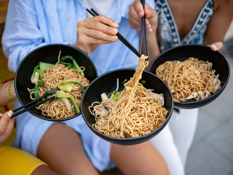 Auf unserer Reise mit YOUNG LINE durch Vietnam lassen wir uns auch die leckere vietnamesische Küche schmecken.