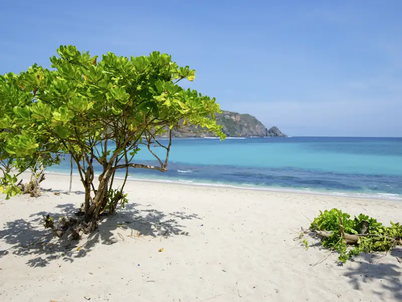 Auf unserer Rundreise nach Bali, Lombok und Gili Trawangan erfahren wir mehr über das Leben auf der indonesischen Insel Lombok, bevor wir am Mawun Beach, der nur per Minibus erreichbar ist, relaxen und ein paar Surfern beim Wellenreiten zusehen können.