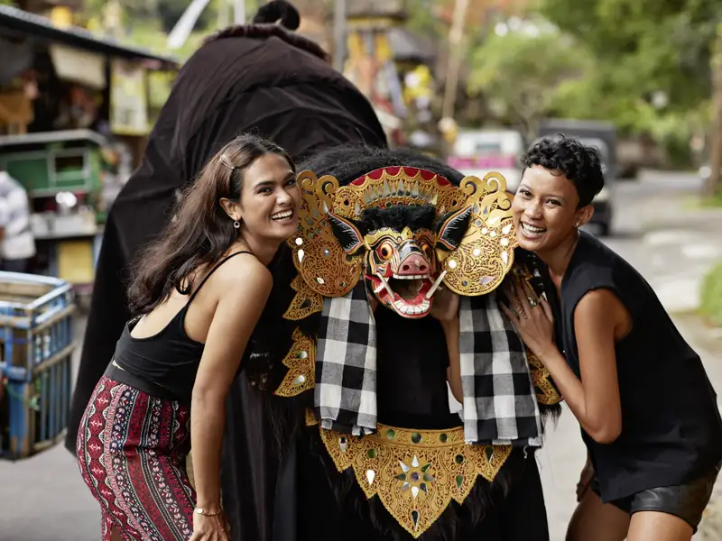 Auf unserer YOUNG LINE Rundreise durch Indonesien erleben wir funkelnde Metropolen, traditionelles Landleben, Weltklassetempel, Vulkankrater und vieles mehr.