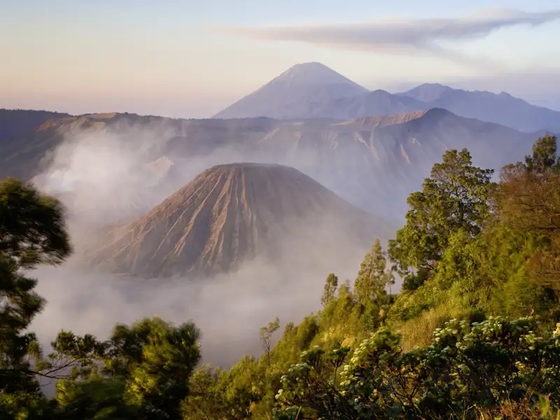 Es ist fast noch Nacht, wenn auf unserer YOUNG LINE Rundreise durch Indonesien der Wecker klingelt und wir mit Jeeps den Mt. Bromo erklimmen - doch der Sonnenaufgang entschädigt für alles!