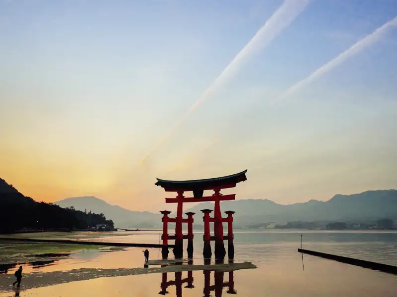 Auf unserer Rundreise mit YOUNG LINE  durch Japan geht es mit der Fähre auf die Insel Miyajima zum Itsukushima-Schrein mit seinem berühmten roten Tor, das bei Flut im Wasser steht.