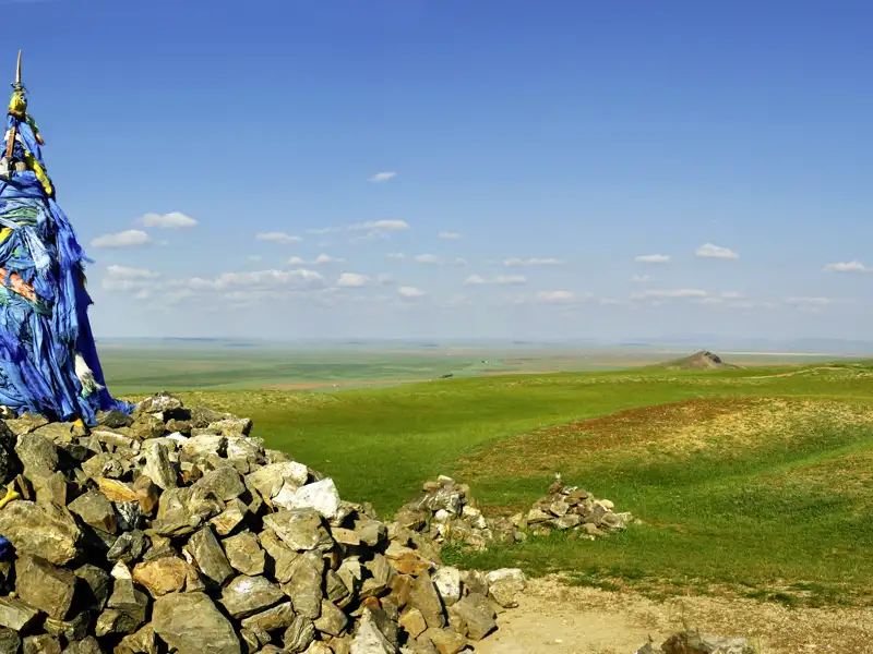Junge Singles und Alleinreisende entdecken auf dieser YOUNG LINE Rundreise auch die kulturellen Bräuche des Landes, wie hier an einem Owoo, den Reisende dreimal umrunden sollten.