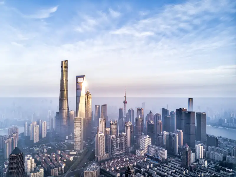 Auf dieser Reise mit YOUNG LINE durch China steht auch die Metropole Shanghai auf dem Programm, in der Kolonialarchitektur auf die höchsten Gebäude der Welt trifft.