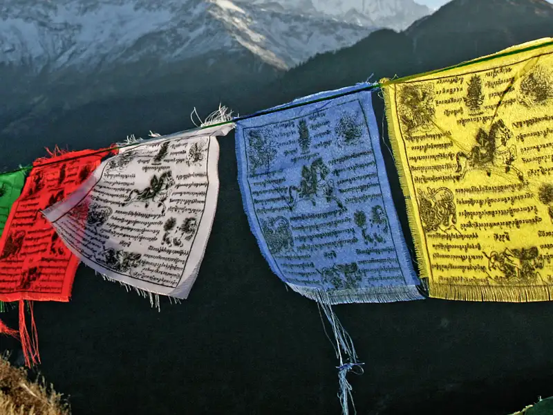Immer wieder begegnen uns im Wind flatternde Gebetsfahnen auf dieser Reise durch Tibet.