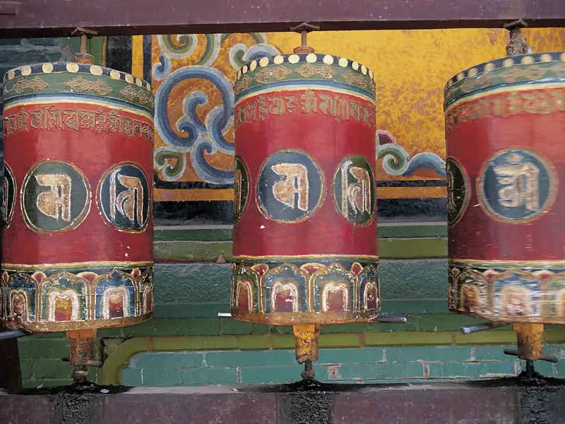 Auf dieser Reise durch Tibet kann man beim Besuch eines der buddhistischen Tempel auch selbst mal die Gebetsmühlen drehen.