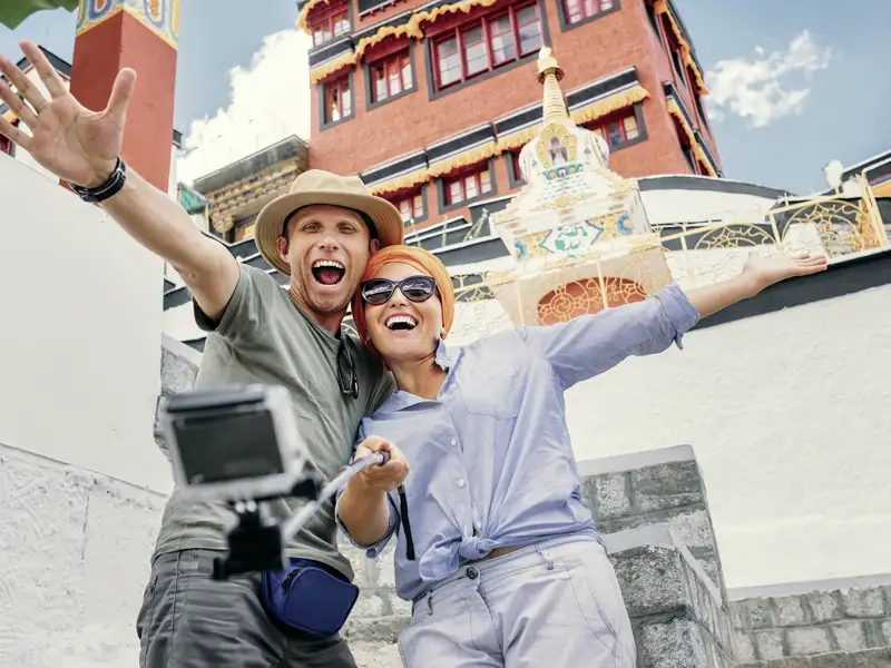 Klöster sind auf unserer Rundreise in den Städten Tibets allgegenwärtig, der Duft von Yakbutterkerzen steigt uns unwillkürlich in die Nase, wir sind begeistert von der Stimmung - draußen in den Höfen wie drinnen.