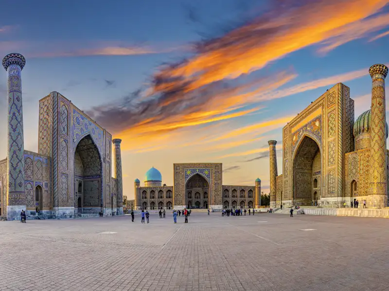 Auf unserer YOUNG LINE Rundreise durch Usbekistan eines der Highlights bei der Stadttour durch Samarkand: der Registanplatz, Wahrzeichen der Stadt.