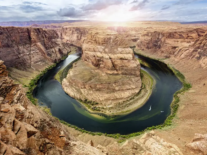 Eines der zahlreichen Highlights unserer YOUNG LINE Rundreise durch den Westen der USA ist der einmalige Ausblick auf den blau und grün schimmernden Colorado River beim Horseshoe Bend.