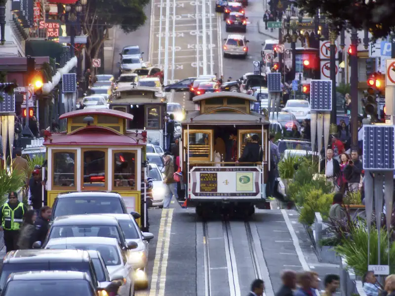 Auf unserer YOUNG LINE Rundreise durch den Westen der USA machen wir zu Fuß eine Citytour durch San Francisco von Fisherman`s Wharf und Chinatown bis zur Golden Gate Bridge.