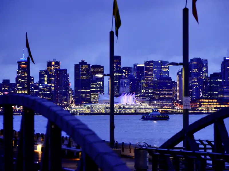 Unsere YOUNG LINE Rundreise durch Kanada endet in der Küstenperle Vancouver City - wir lassen uns durch Downtown treiben und bewundern die Skyline der Metropole.