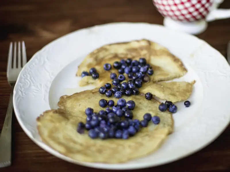 Die bodenständige Küche Kanadas lockt uns auf unserer YOUNG LINE Reise auch mit Süßem wie verführerischen Blueberry Pancakes.