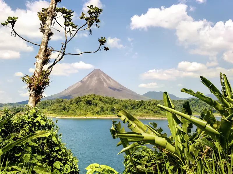 Diese YOUNG LINE Reise in einer Gruppe junger Traveller führt auch an den Arenalsee zu einem der zahlreichen Vulkane Costa Ricas.