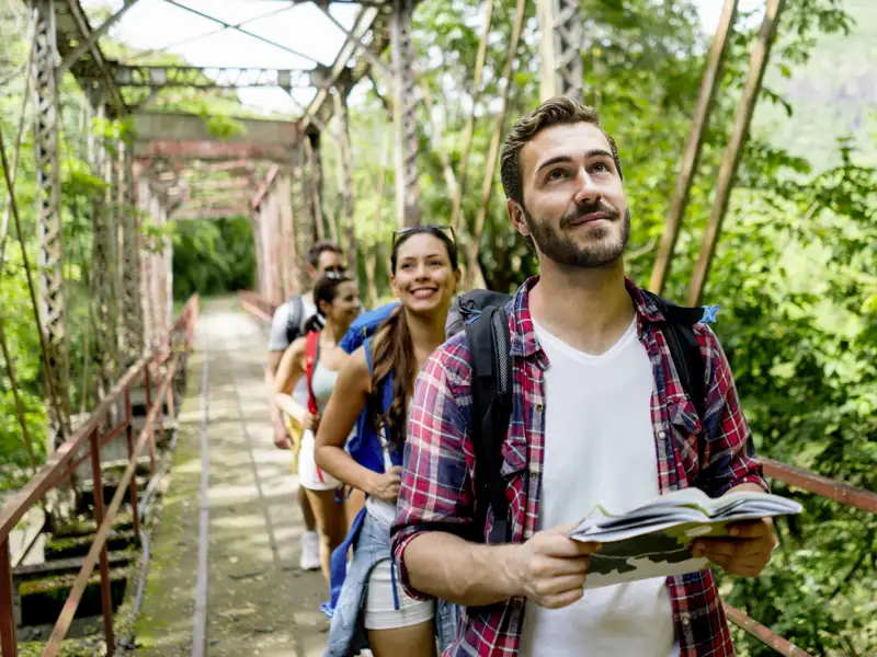Begeistert entdecken wir auf dieser YOUNG LINE TRAVEL Rundreise zusammen mit anderen jungen Travellern neue Orte, lernen neue Freunde und Kulturen kennen und erleben Abenteuer.