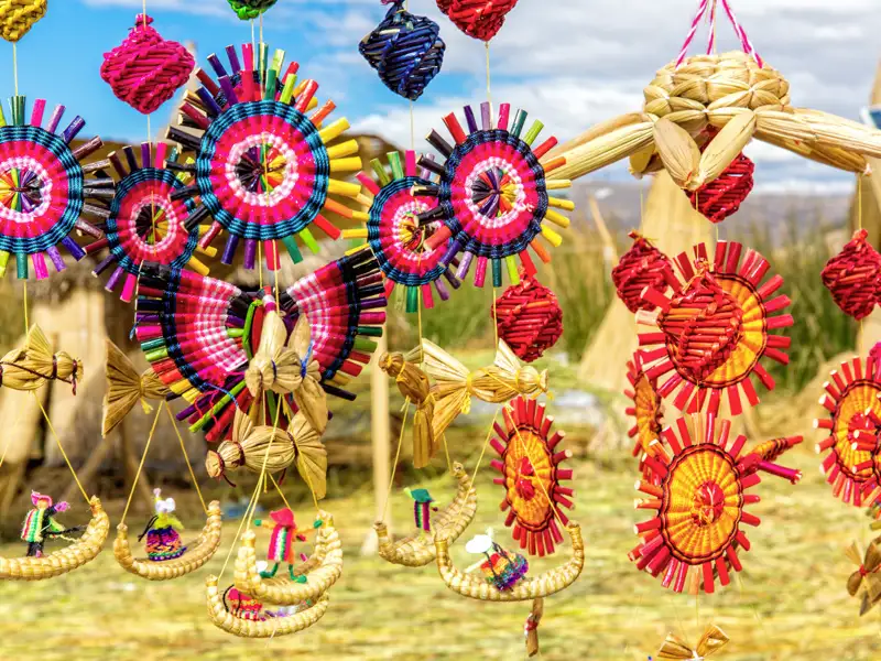 Wir besuchen auf unserer YOUNG LINE TRAVEL Rundreise den Titicacasee. Wie wärs mit einem Souvenir, handgemacht aus Stroh von den Bewohnern der Inseln im See?