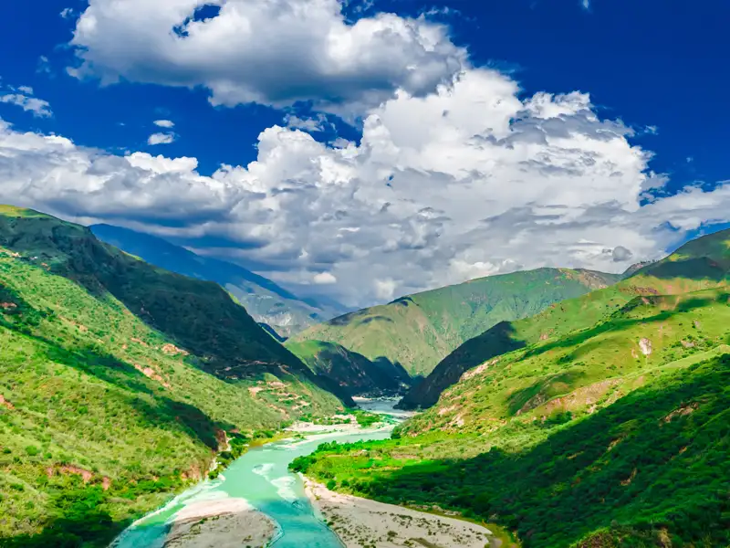 Auf unserer YOUNG LINE TRAVEL Rundreise durch Kolumbien können wir uns erst gar nicht entscheiden, welcher Ausblick der beste ist: von einem der Miradores oder doch von der Seilbahn aus.