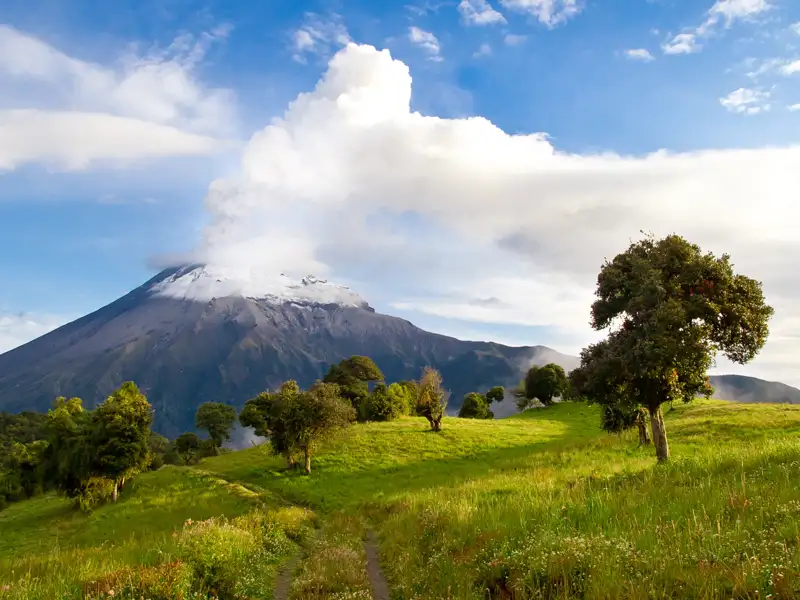 Bei unserem Aufenthalt in Banos während unserer YOUNG LINE TRAVEL Rundreise für Traveller ab 35 Jahren durch Ecuador können wir immer wieder ein Blick auf den 5016 m hohen Vulkan Tungurahua erhaschen.