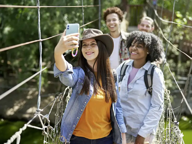 Auf unserer YOUNG LINE Reise treffen wir gleichaltrige und vor allem gleichgesinnte Traveller und haben neben den gemeinsamen Erlebnissen viel Spaß.