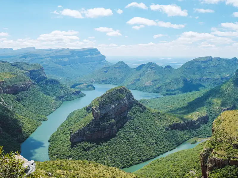 Unsere YOUNG LINE TRAVEL Rundreise durch Südafrika geht gut los: mit einem Stopp am Blyde River Canyon mit unfassbar schönen Aussichten.