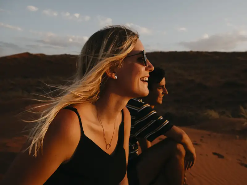 Auf dieser YOUNG LINE TRAVEL Rundreise durch Namibia gibt es jeden Abend einen faszinierenden Sonnenuntergang zu bestaunen, ob am Meer, in der Wüste oder im Nationalpark.
