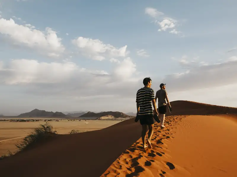 Beim Aufstieg auf die roten Sanddünen im Sossusvlei während unserer YOUNG LINE TRAVEL Rundreise durch Namibia, Botswana und Zimbabwe für Traveller ab 35 heißt es: zwei Schritte nach vorne, einer zurück.