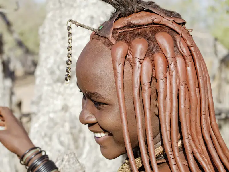 Auf unserer YOUNG LINE Reise für Traveller ab 35 haben wir Gelegenheit, uns von den Himba in ihre Welt einführen zu lassen und ihre Tradtionen und Werte kennenzulernen.