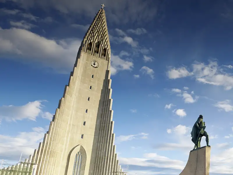 Auf unserer YOUNG LINE Rundreise durch Island haben wir Gelegenheit vor der spacigen Hallgrimskirche, dem Wahrzeichen von Reykjavik, zu posen - ein beliebtes Fotomotiv.