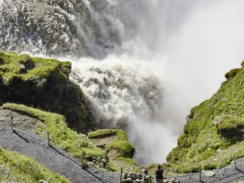 Auf unserer YOUNG LINE Rundreise durch Island bewundern wir die Highlights des Golden Circle: die Wassermassen des Gullfoss konkurrieren mit dem Großen Geysir.