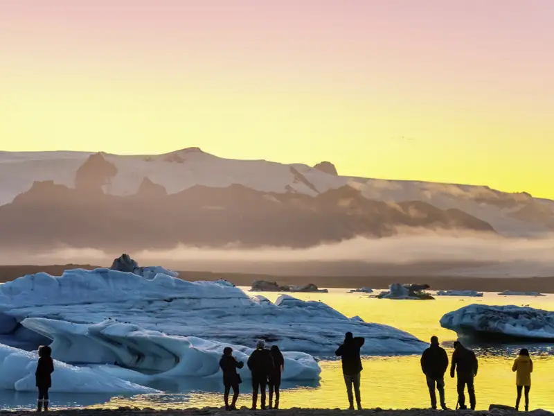 Auf unserer YOUNG LINE Rundreise durch Island machen wir einen Zwischenstopp an der Gletscherlagune Jökulsarlon: Im Wasser treiben Mini-Eisberge, und unsere Speicherkarten füllen sich.