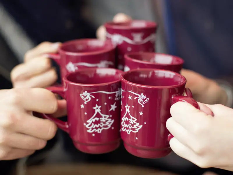 Im winterlichen Stockholm wärmen wir uns auf dieser Gruppenreise für junge Menschen zwischen 20 und 35 zu Silvester auch mit einem Glögg auf