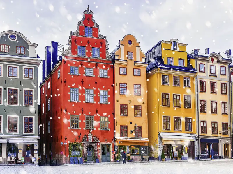 Stockholms Altstadt Gamla Stan ist auch im Winter ein wunderbar romantisches Stadtviertel - perfekt, um es zu Silvester mit anderen jungen Menschen in der Gruppe zu entdecken