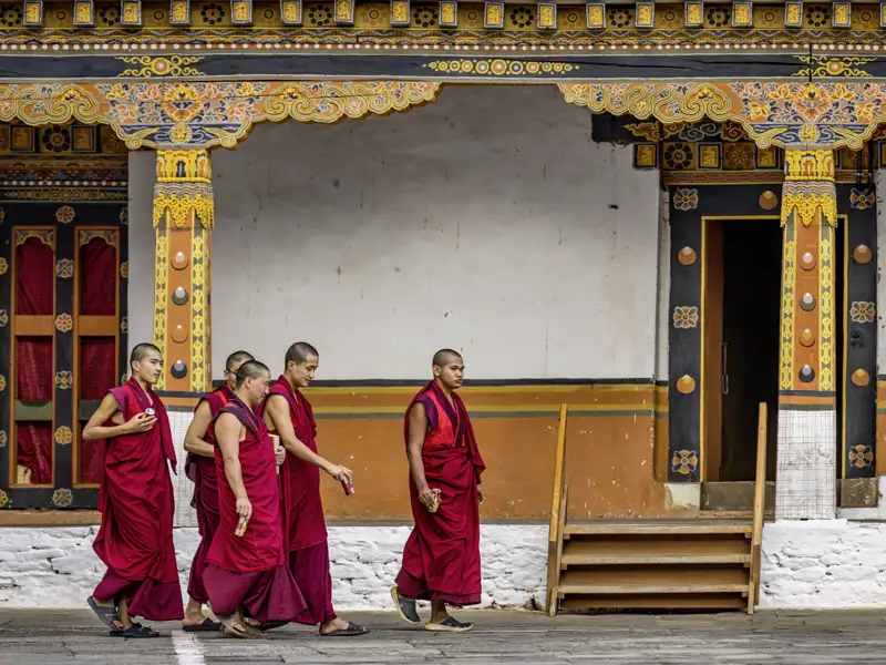 Bei Ihrer Rundreise durch Bhutan können Sie einen Tempel mit Ihrerm Scout erkundigen.  Wir lauschen wir den Gebeten und Mantras der buddhistischen Mönche und lassen uns von der Atmosphäre in ihren Bann ziehen.