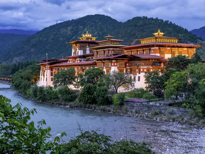 Bei Ihrer Rundreise durch Bhutan besuchen wir mehre traditionelle Tempel.