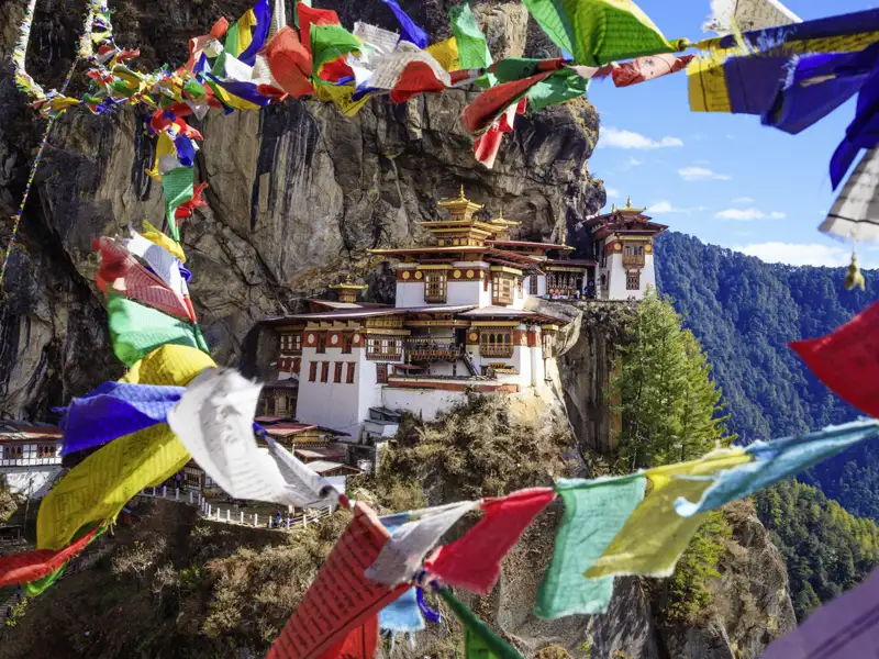 Bei Ihrer Rundreise durch Bhutan entdecken Sie das Tigernestkloster, dass hoch über dem Tal liegt. Der Legende nach erreichte Guru Rimponche das Kloster auf dem Rücken einer Tigerin, wir legen die Strecke zu Fuß zurück.
