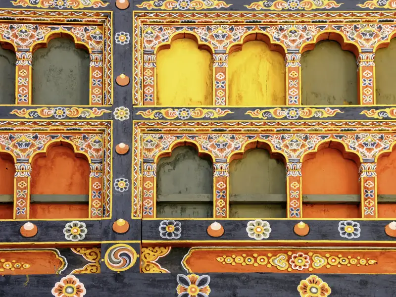 Bei Ihrer Rundreise durch Bhutan sehen wir kunstvolle Verzierungen auf den Klöstern.