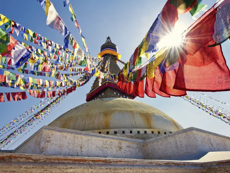 Bei Ihrer Rundreise durch Nepal erwartet uns mit Boudhanath der wichtigste buddhistische Tempel Nepals. Seine Kuppel ist mit einem Durchmesser von über 100 m eine der größten der Welt.