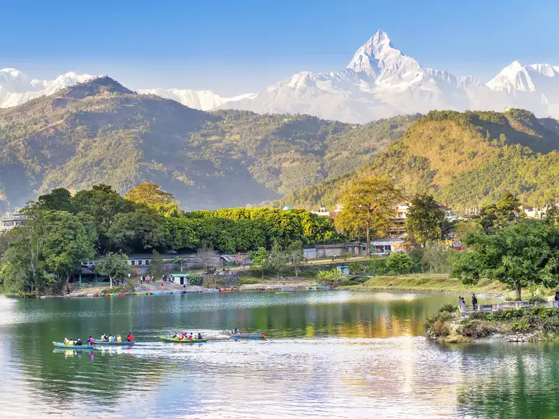 Bei einer Bootsfahrt auf dem Pewa-See auf der Rundreise durch Nepal erleben Sie das beeindruckende Bergpanorama.