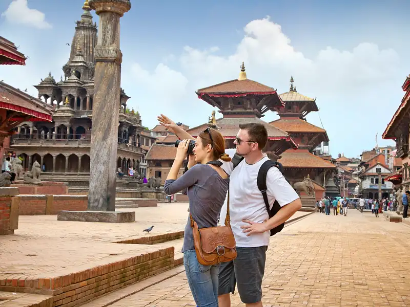 Bei Ihrer Rundreise stürzen wir uns ins Getümmel am Hauptplatz Durbar Square. Hier dokumentieren Königspalast, Pagoden und Tempel die hohe Kunst der hiesigen Holzschnitzerei.