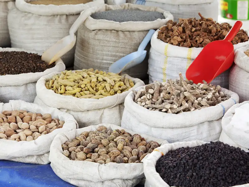 Auf Ihrer Reise nach Istanbul gehört ein Marktbesuch einfach dazu: Unter anderem werden dort getrocknete Früchte und Nüsse in allen Formen und Farben angeboten.