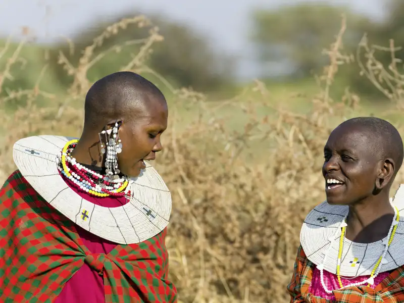 Die Massai gehören zu Tansania. Und auch auf unserer Rundreise durch das Land haben wir die Möglichkeit, eines der traditionellen Dörfer zu besuchen.