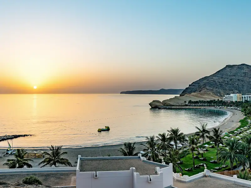 Auf Ihrer Reise durch den Oman können Sie viele Sonnenuntergänge sehen. Unter anderem an der Küste von Maskat.