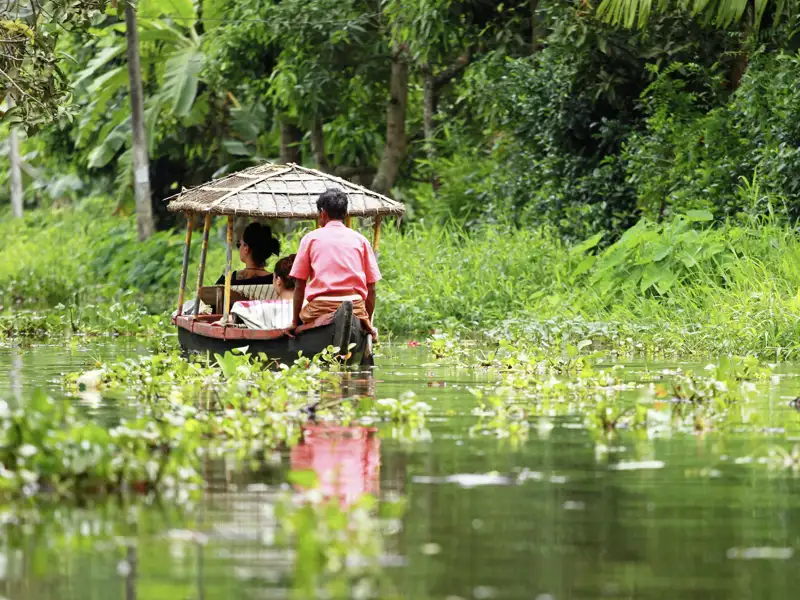 Auf unserer Marco Polo Entdeckerreise in der Mini-Gruppe unternehmen wir eine Bootstour durch die grünen Kanäle der Backwaters in Kerala.