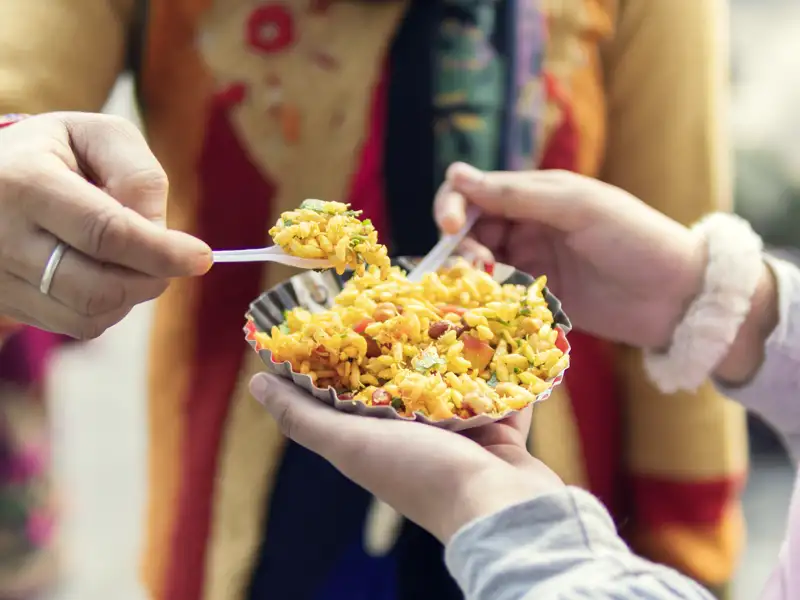 Lokale Köstlichkeiten wie Biryani, ein traditionelles Reisgericht, kosten wir auf unserer Rundreise durch Rajasthan.