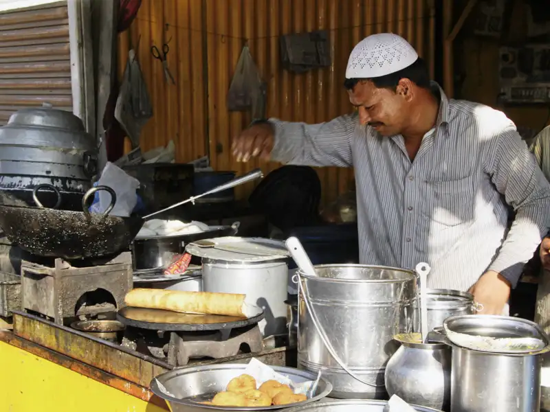 Auf unserer Reise haben wir in Delhi Gelegenheit, das berühmte Streetfood zu probieren. Ein einheimischer Insider führt uns zu den besten Ständen.