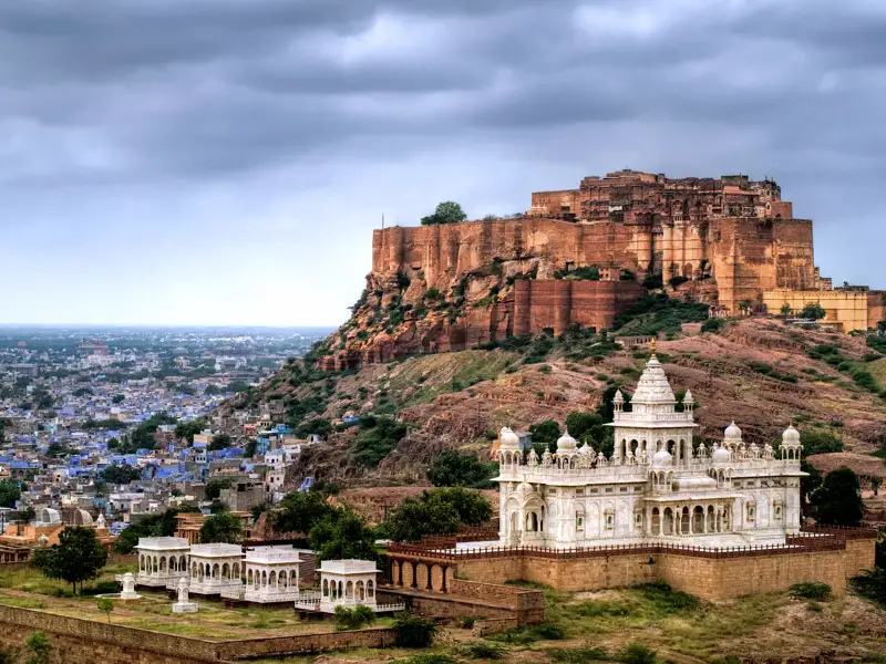 Auf Ihrer Rundreise durch Rajasthan besuchen Sie auch Jodhpur mit dem beeindruckenden Mehrangarh Fort. Genießen Sie den Ausblick auf die "blaue Stadt".