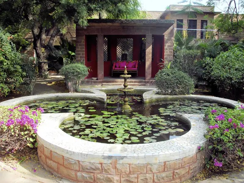 Entspannen können wir auf unserer Rajasthan-Rundreise auch mal im schattigen Innenhof unseres Hotels.